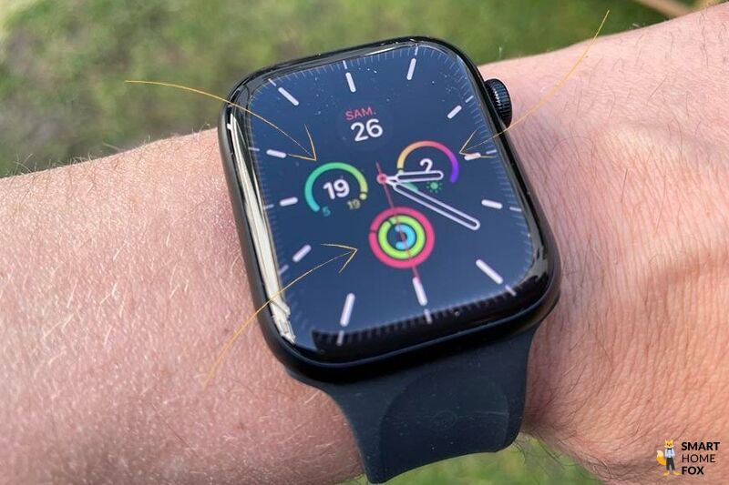 Man sieht ein individualisiertes Watchface auf der Apple Watch 7.